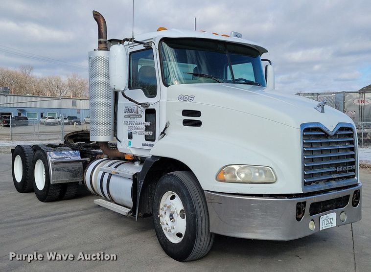 image for item DM8194 2008 Mack CXU613  semi truck