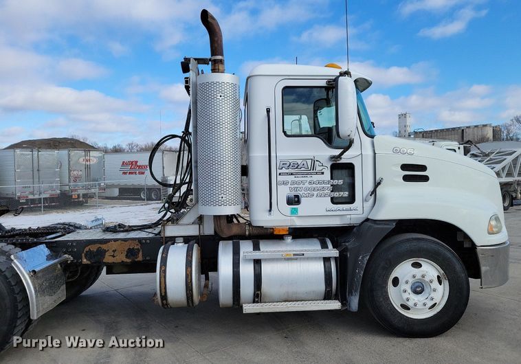 image for item DM8194 2008 Mack CXU613  semi truck