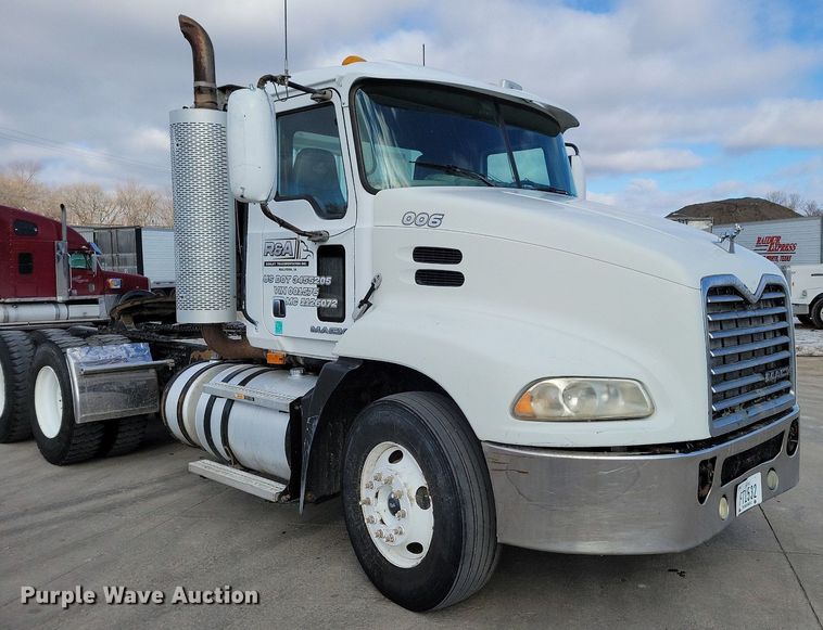 image for item DM8194 2008 Mack CXU613  semi truck