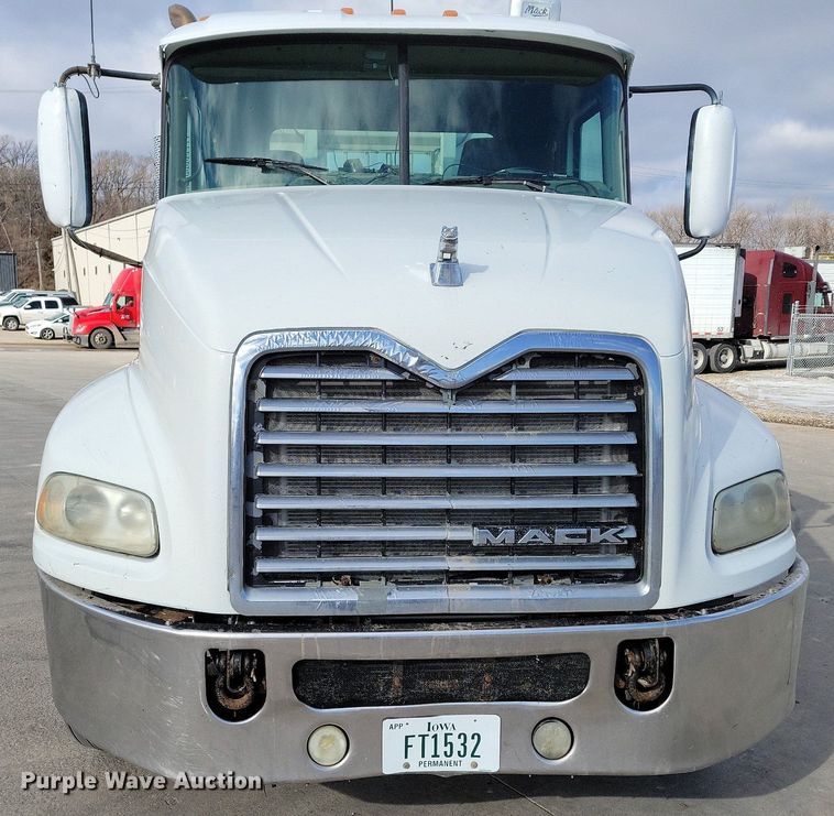 image for item DM8194 2008 Mack CXU613  semi truck