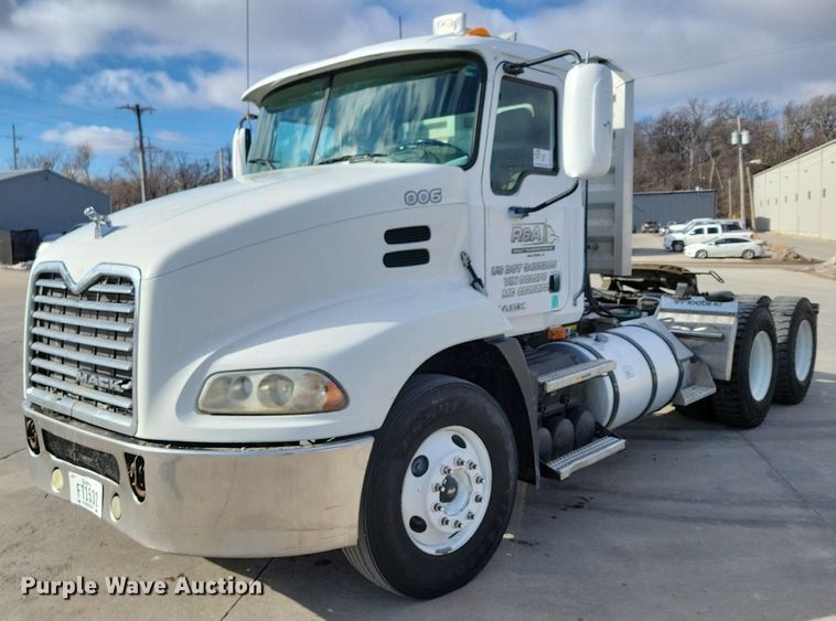 image for item DM8194 2008 Mack CXU613  semi truck