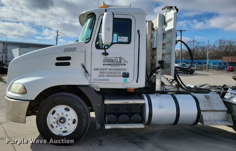 image for item DM8194 2008 Mack CXU613  semi truck