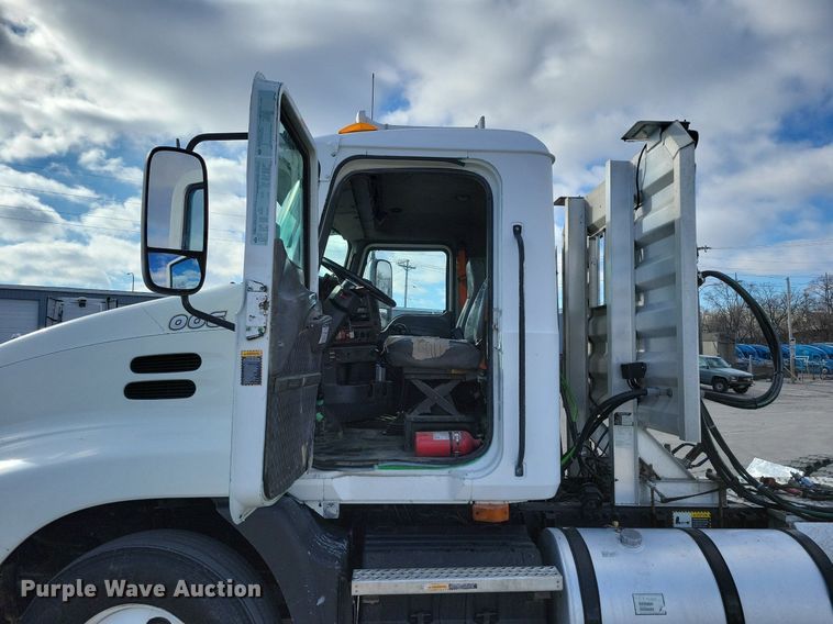 image for item DM8194 2008 Mack CXU613  semi truck