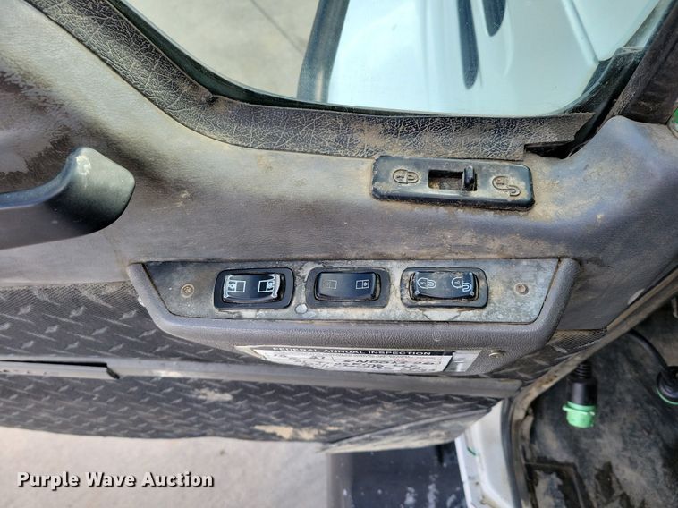 image for item DM8194 2008 Mack CXU613  semi truck