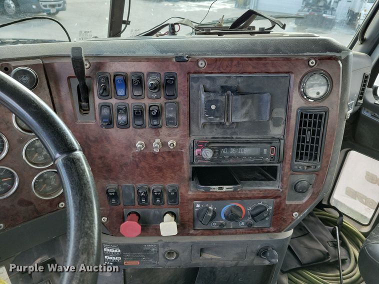 image for item DM8194 2008 Mack CXU613  semi truck