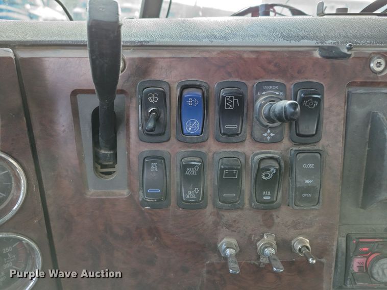 image for item DM8194 2008 Mack CXU613  semi truck