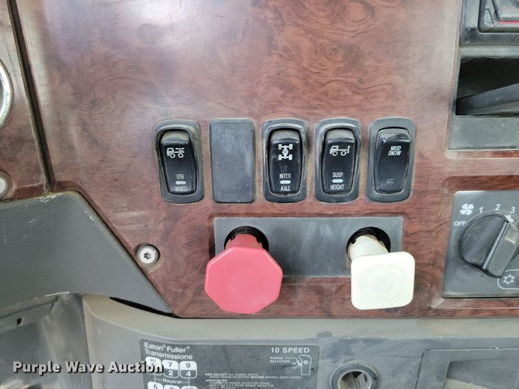 image for item DM8194 2008 Mack CXU613  semi truck