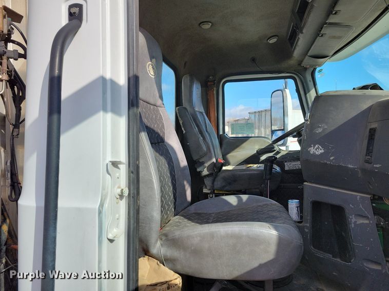 image for item DM8194 2008 Mack CXU613  semi truck