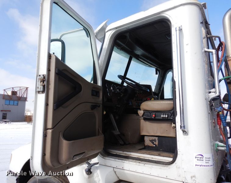 image for item DN6268 2005 International 9200i  semi truck