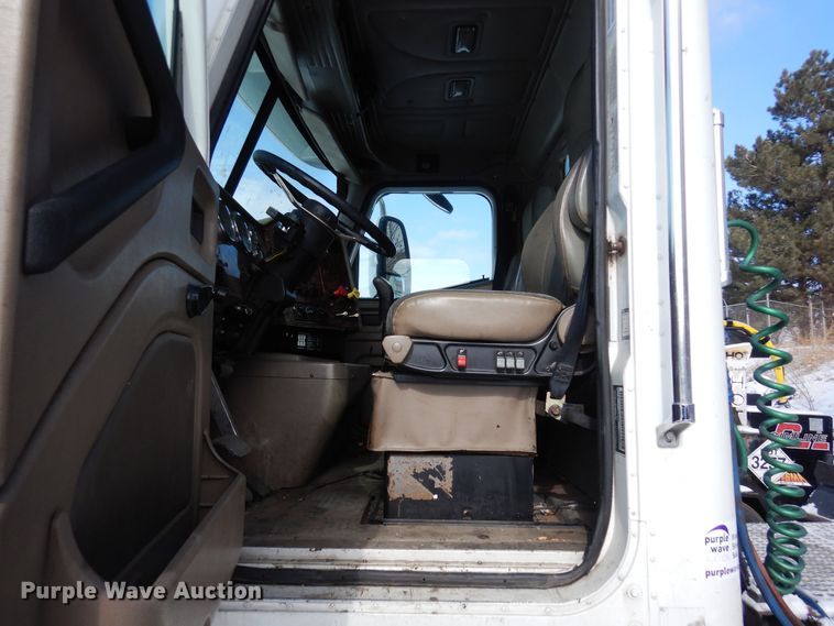 image for item DN6268 2005 International 9200i  semi truck