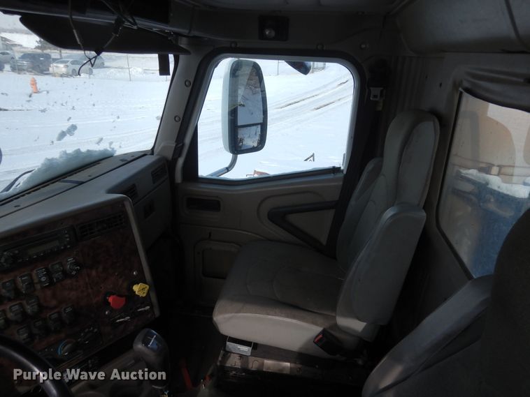 image for item DN6268 2005 International 9200i  semi truck