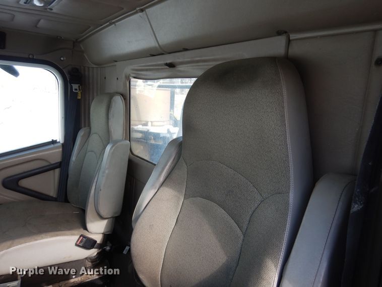 image for item DN6268 2005 International 9200i  semi truck