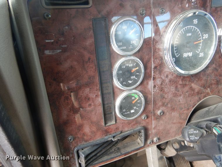 image for item DN6268 2005 International 9200i  semi truck