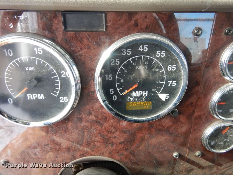 image for item DN6268 2005 International 9200i  semi truck