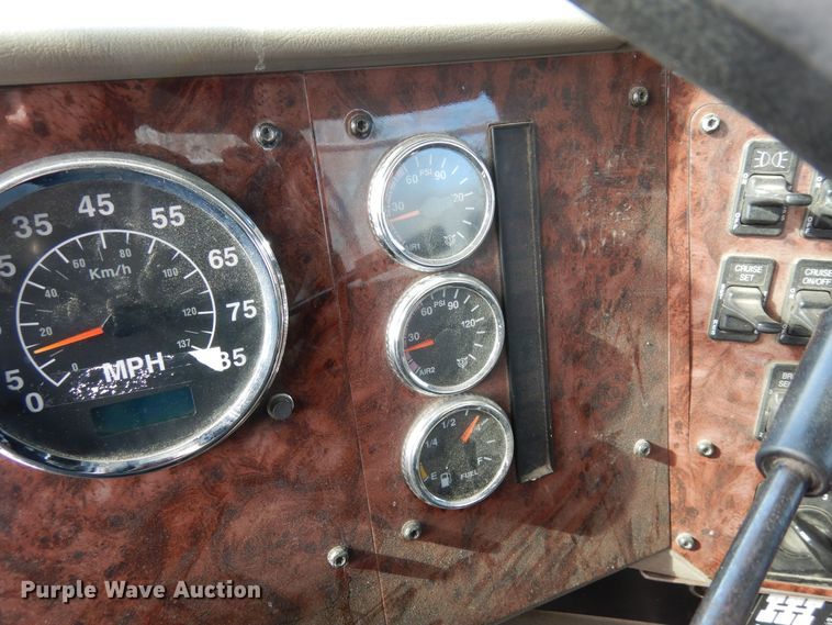 image for item DN6268 2005 International 9200i  semi truck