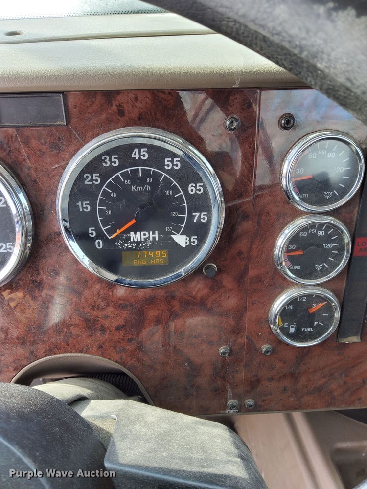 image for item DN6268 2005 International 9200i  semi truck