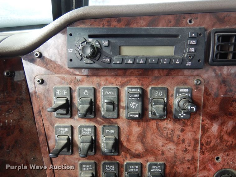 image for item DN6268 2005 International 9200i  semi truck