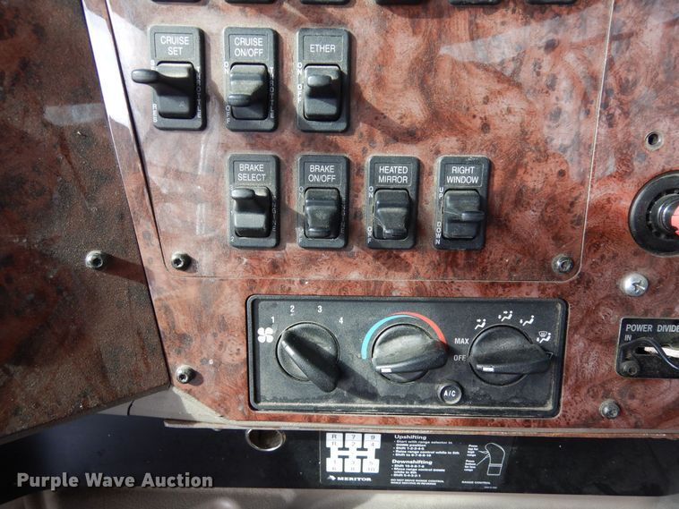 image for item DN6268 2005 International 9200i  semi truck