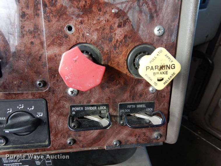 image for item DN6268 2005 International 9200i  semi truck