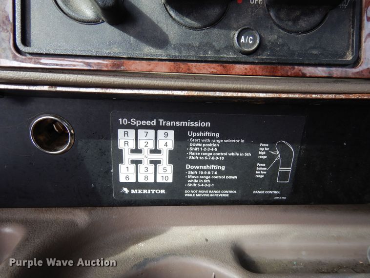 image for item DN6268 2005 International 9200i  semi truck