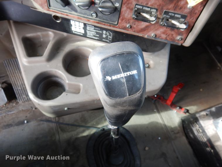 image for item DN6268 2005 International 9200i  semi truck