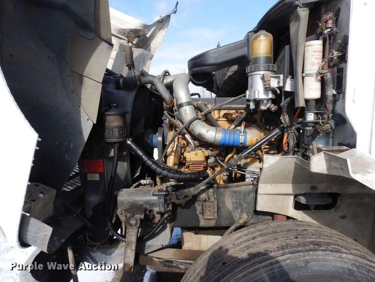 image for item DN6268 2005 International 9200i  semi truck