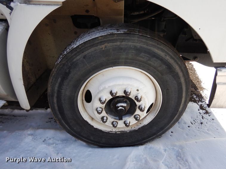 image for item DN6268 2005 International 9200i  semi truck