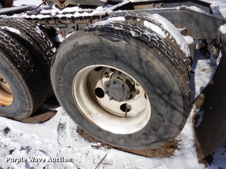 image for item DN6268 2005 International 9200i  semi truck