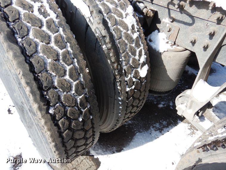 image for item DN6268 2005 International 9200i  semi truck