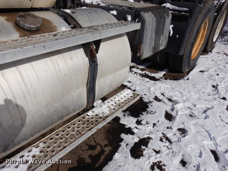 image for item DN6268 2005 International 9200i  semi truck