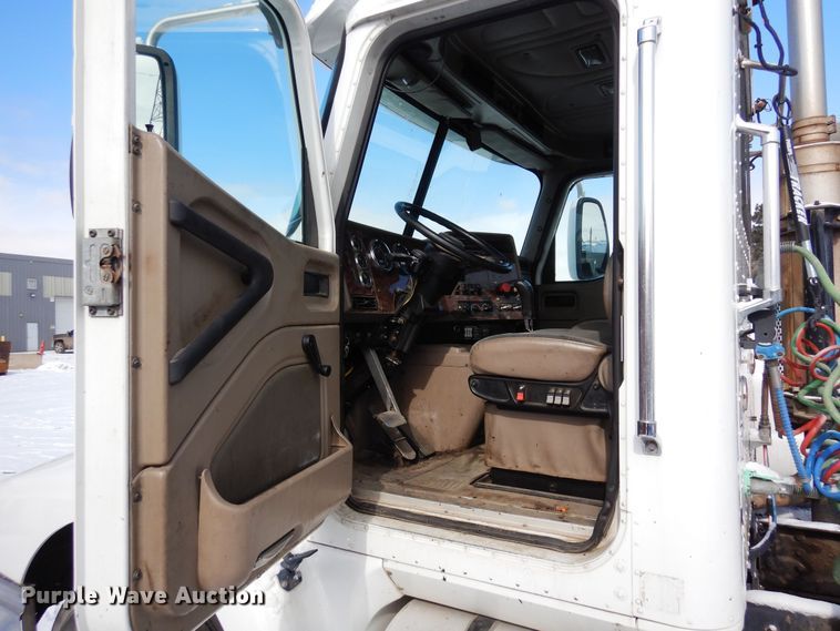 image for item DN6271 2005 International 9200i  semi truck