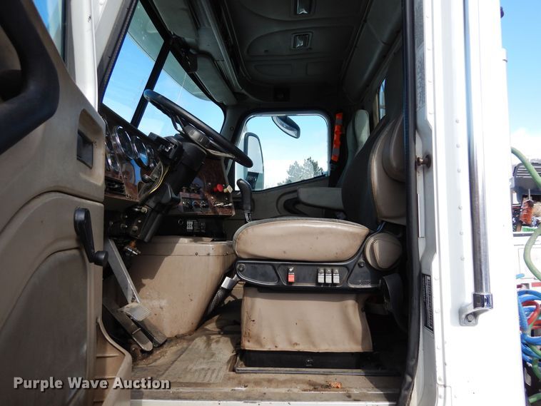 image for item DN6271 2005 International 9200i  semi truck