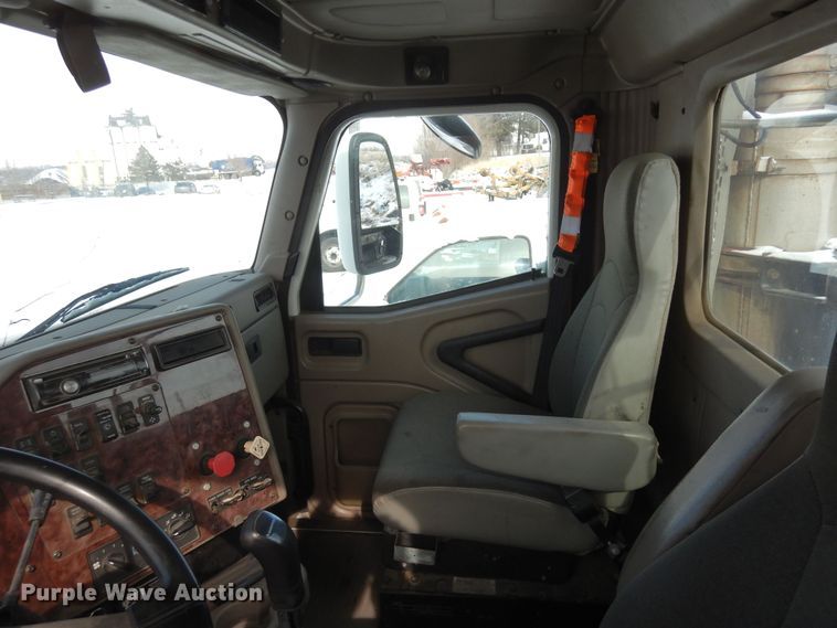 image for item DN6271 2005 International 9200i  semi truck