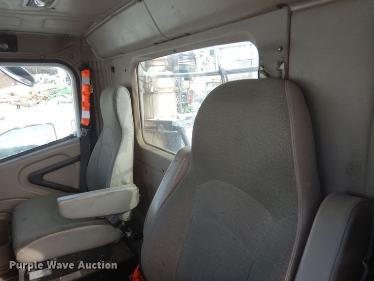 image for item DN6271 2005 International 9200i  semi truck