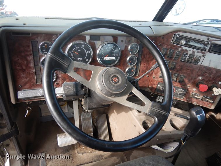 image for item DN6271 2005 International 9200i  semi truck