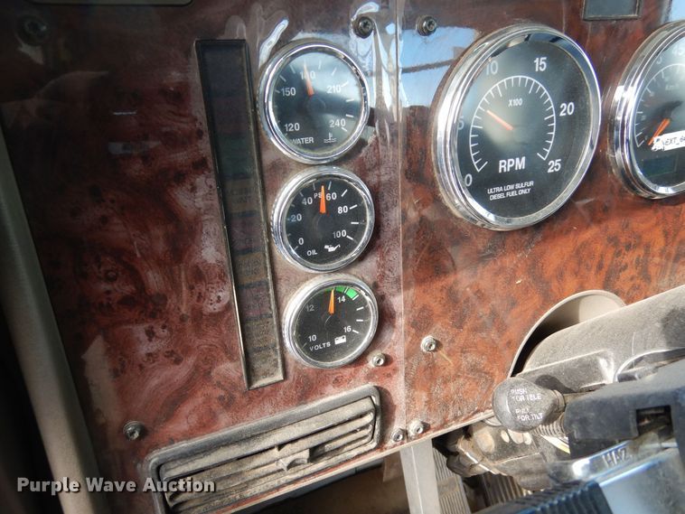 image for item DN6271 2005 International 9200i  semi truck