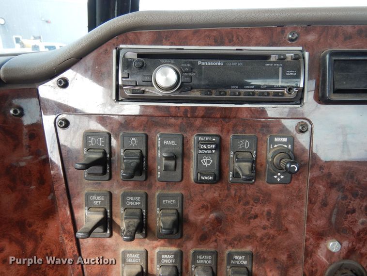 image for item DN6271 2005 International 9200i  semi truck