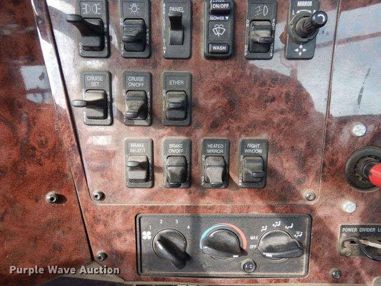 image for item DN6271 2005 International 9200i  semi truck