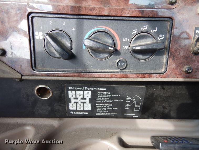 image for item DN6271 2005 International 9200i  semi truck