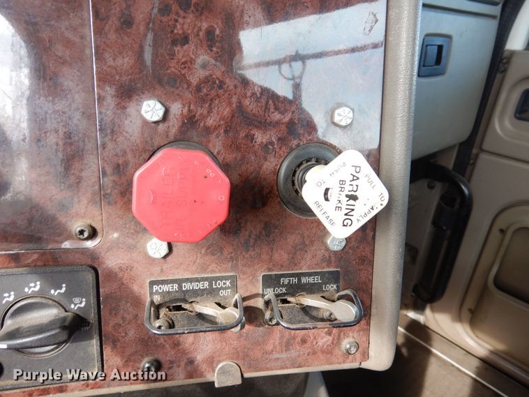 image for item DN6271 2005 International 9200i  semi truck