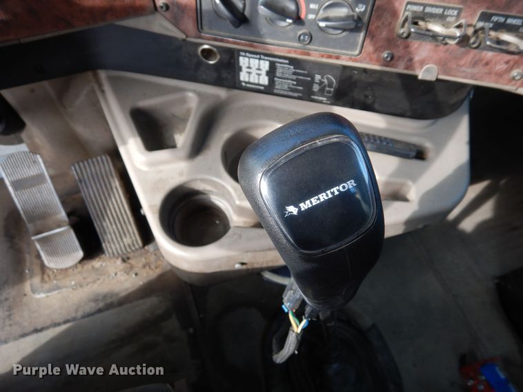 image for item DN6271 2005 International 9200i  semi truck