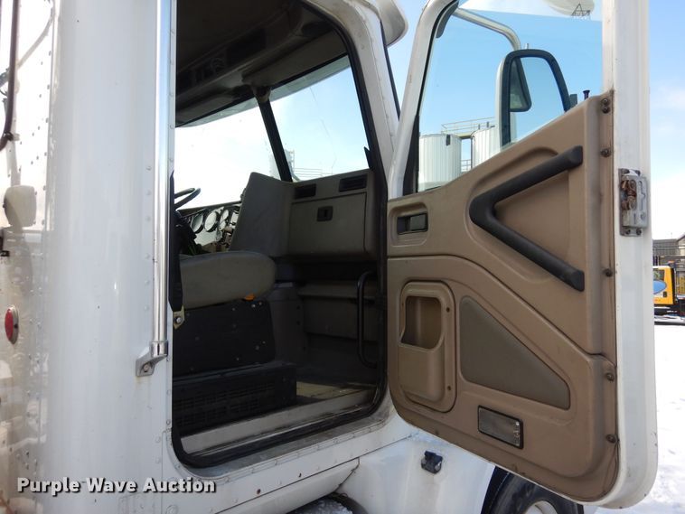 image for item DN6271 2005 International 9200i  semi truck