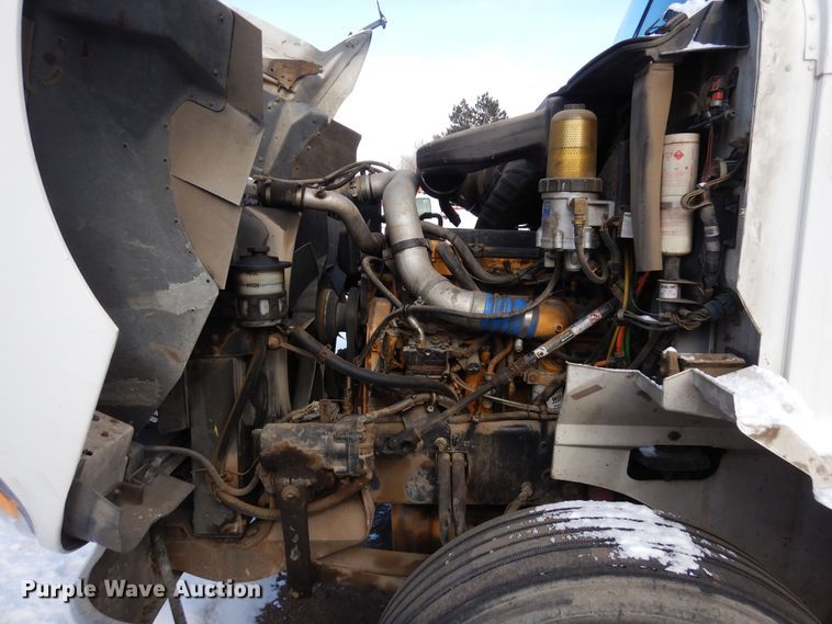 image for item DN6271 2005 International 9200i  semi truck