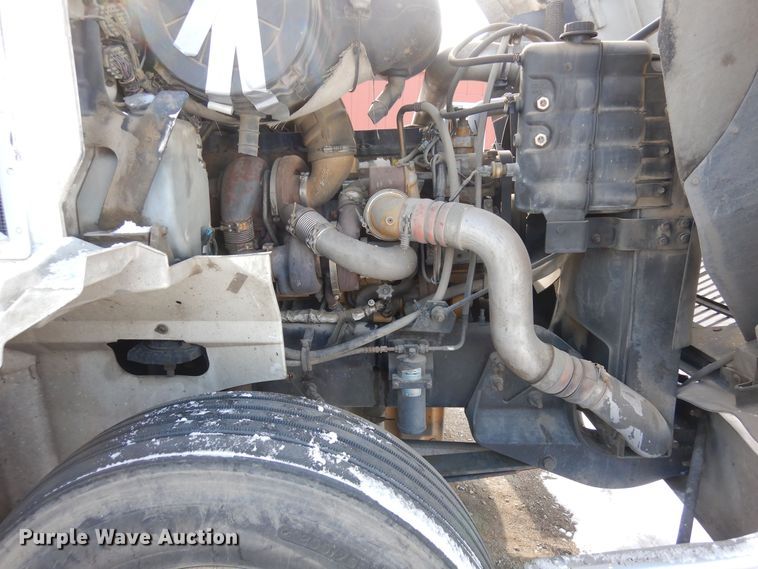 image for item DN6271 2005 International 9200i  semi truck