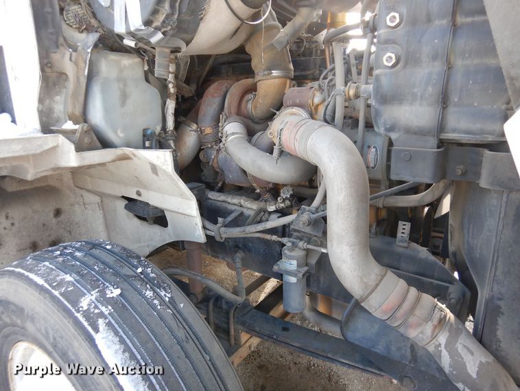 image for item DN6271 2005 International 9200i  semi truck