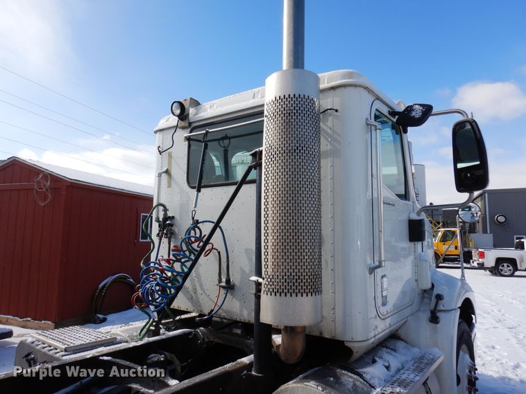 image for item DN6271 2005 International 9200i  semi truck