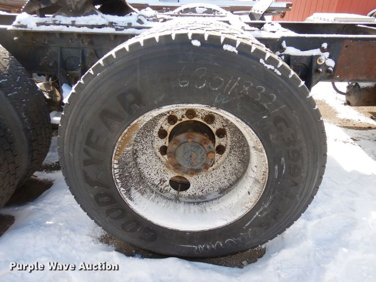 image for item DN6271 2005 International 9200i  semi truck