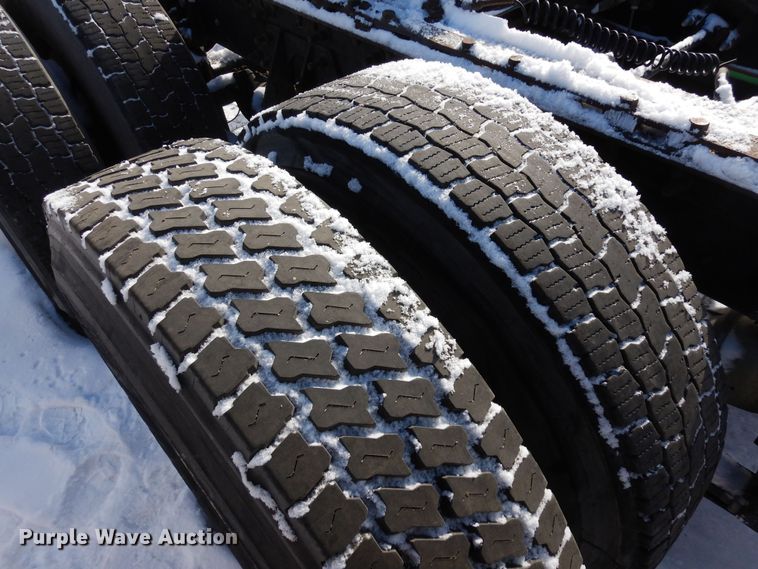 image for item DN6271 2005 International 9200i  semi truck