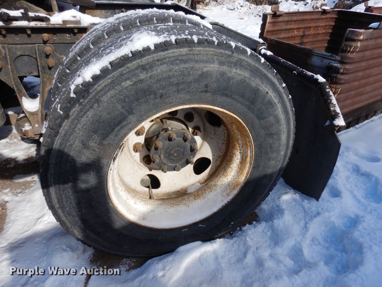 image for item DN6271 2005 International 9200i  semi truck