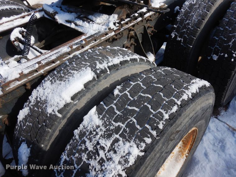 image for item DN6271 2005 International 9200i  semi truck